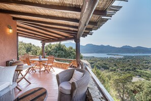 Outdoor dining - Bellavista Apartment by Wonderful Italy (Porto Rotondo)