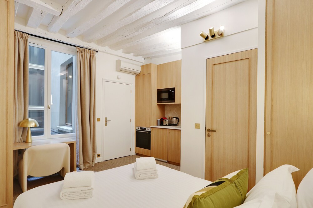 A Refined Studio in Louvre