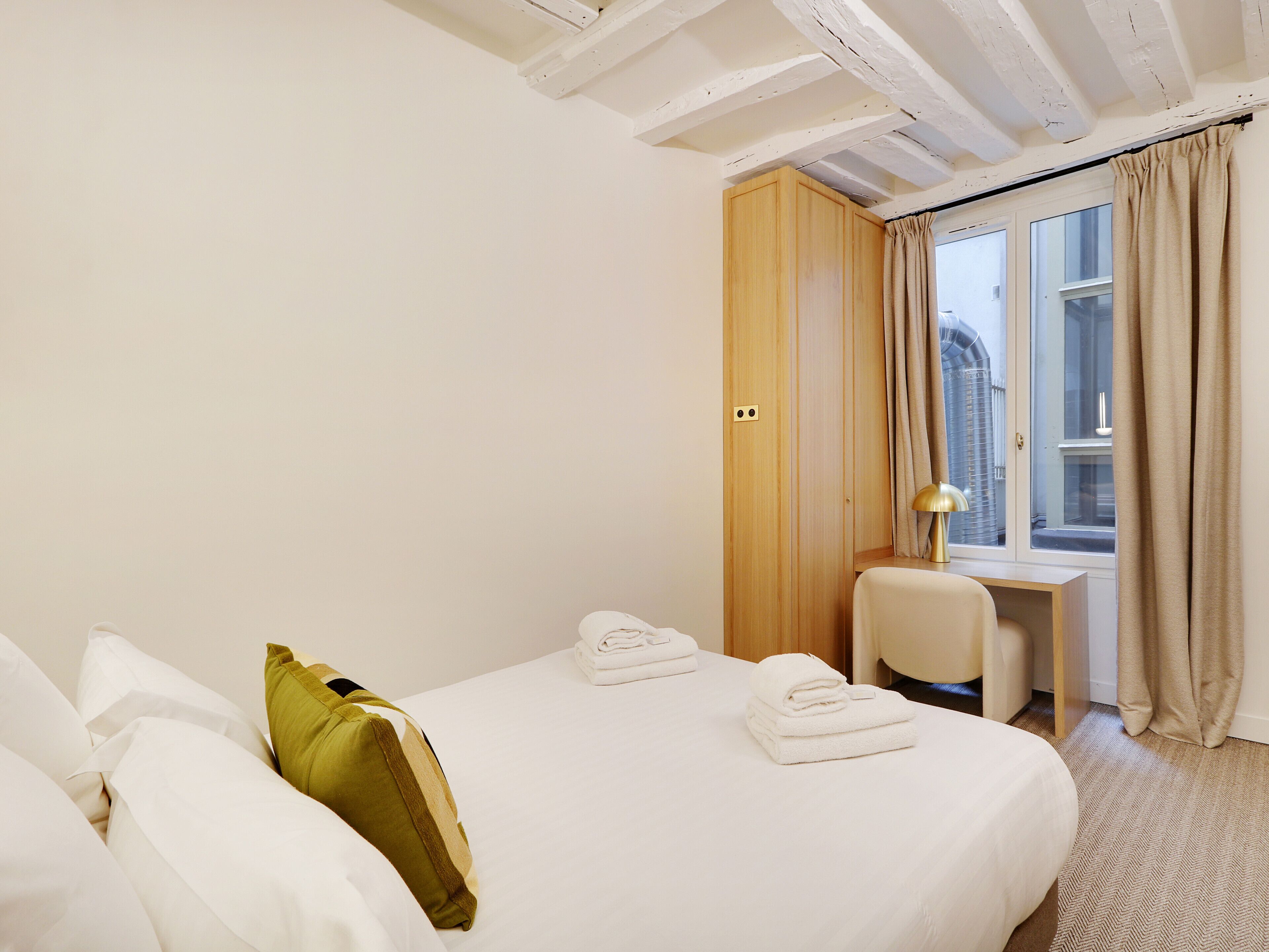 A Refined Studio in Louvre