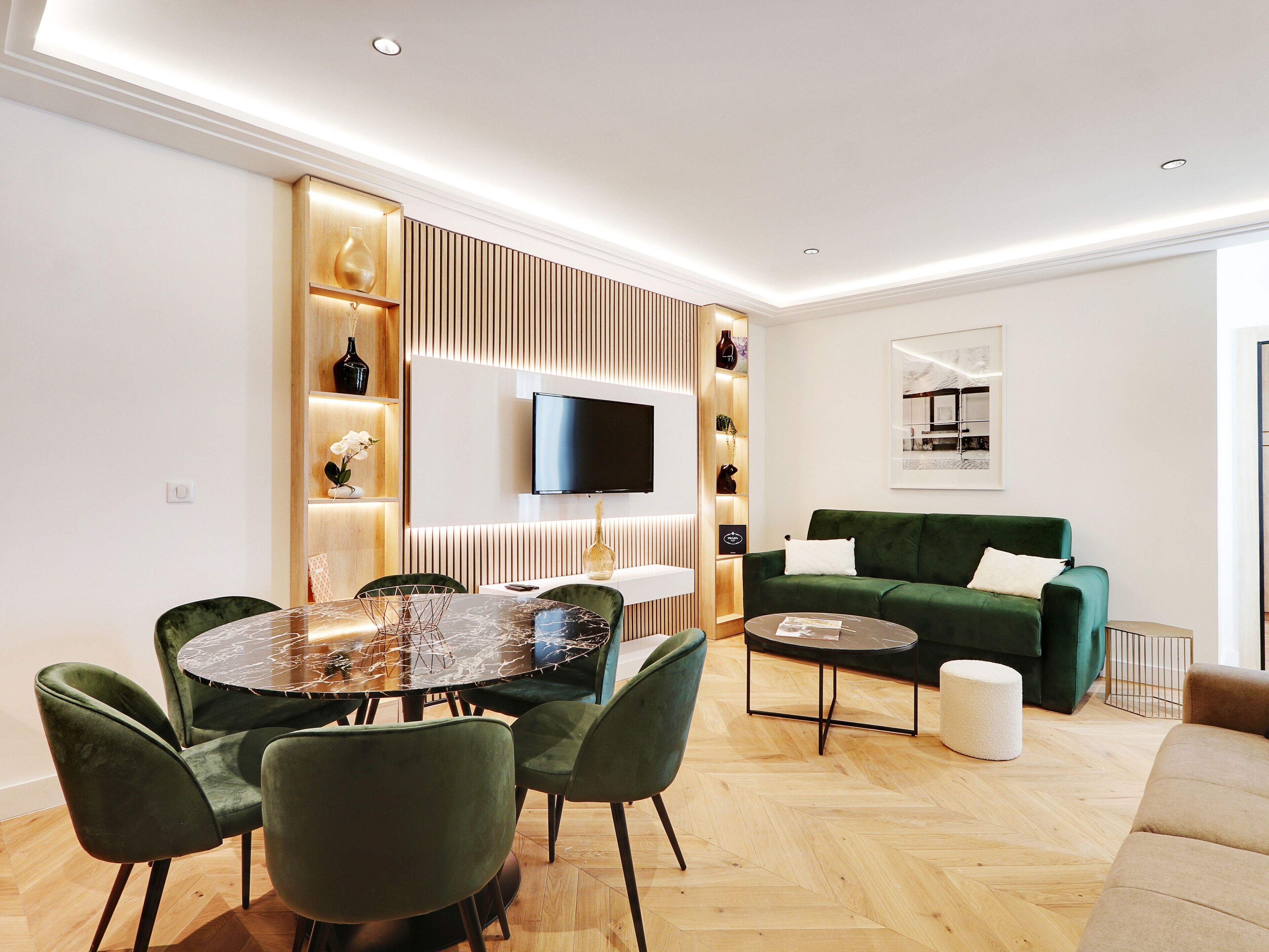 A Refined 2BR/2BA in the trendy Higher Marais