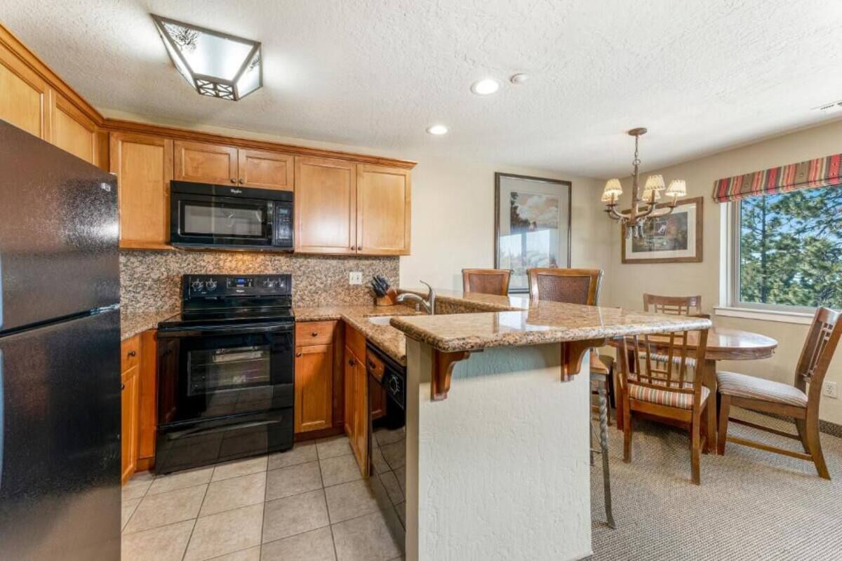 Tahoe Ridge - Kitchen+ Fireplace + Hot Tub + Pool