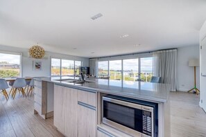 Een microgolfoven, een oven, een vaatwasser, een waterkoker