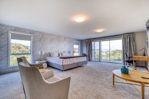 3 bedrooms, desk, free WiFi, bed sheets