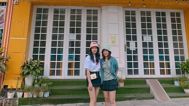 A building with a yellow facade and a sign that reads "LA CASA TIÊM TRÀ CHANH - SỬA CHUA TRÂN". - La Casa Homestay Ha Long (Bai Chay)