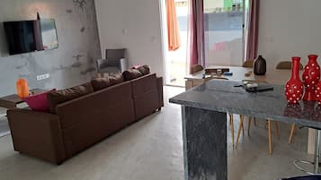 Appartement Classique | Coin séjour | TV connectée de 42 pouces avec chaßnes numériques