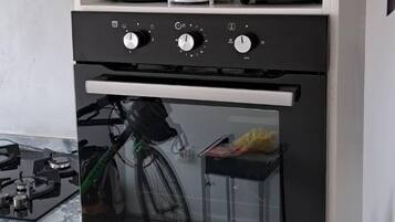 Apartamento clássico | Cozinha privada | Frigobar, micro-ondas, lava-louças, torradeira