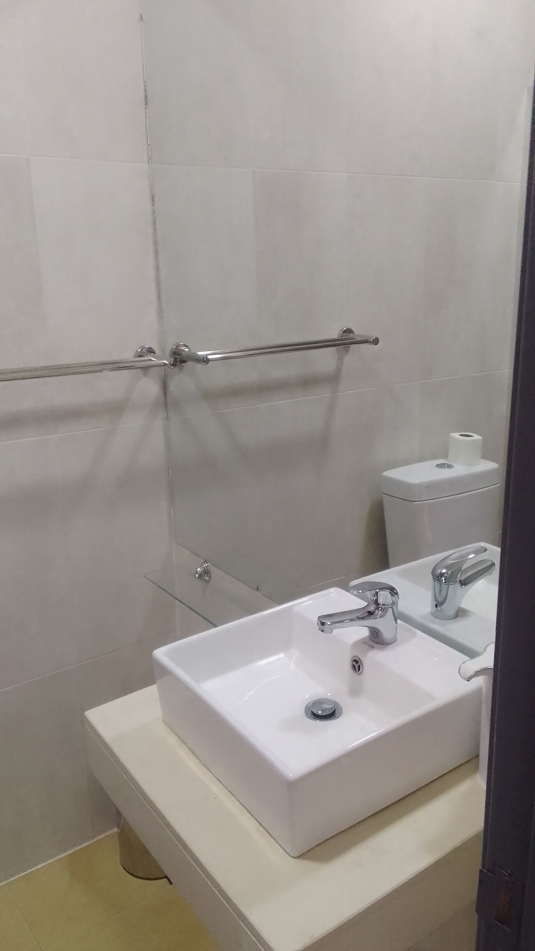 Apartemen Klasik | Kamar mandi | Perlengkapan mandi gratis, pengering rambut, handuk, dan tisu toilet