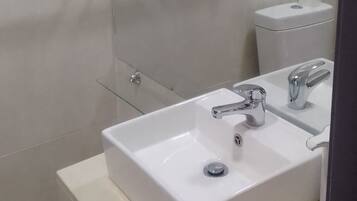 Apartemen Klasik | Kamar mandi | Perlengkapan mandi gratis, pengering rambut, handuk, dan tisu toilet