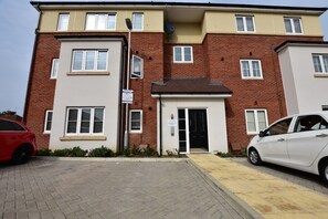 Exterior - Peterborough Serviced Accommodation - Lux 2 Bed Apartment | Solari Living (Peterborough)