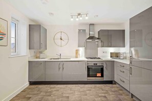 Cookware/dishes/utensils, dining tables - Peterborough Serviced Accommodation - Lux 2 Bed Apartment | Solari Living (Peterborough)