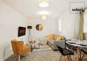 TV - Peterborough Serviced Accommodation - Lux 2 Bed Apartment | Solari Living (Peterborough)