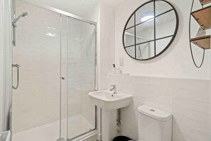 Shower, towels, soap, shampoo - Peterborough Serviced Accommodation - Lux 2 Bed Apartment | Solari Living (Peterborough)