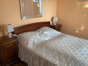 2 habitaciones, tabla de planchar con plancha y cuna de viaje 