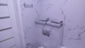 Ein Badezimmer mit Toilette, Waschbecken und Badewanne.