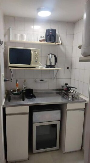 Refrigerador, placa de cocina, tetera/pava eléctrica