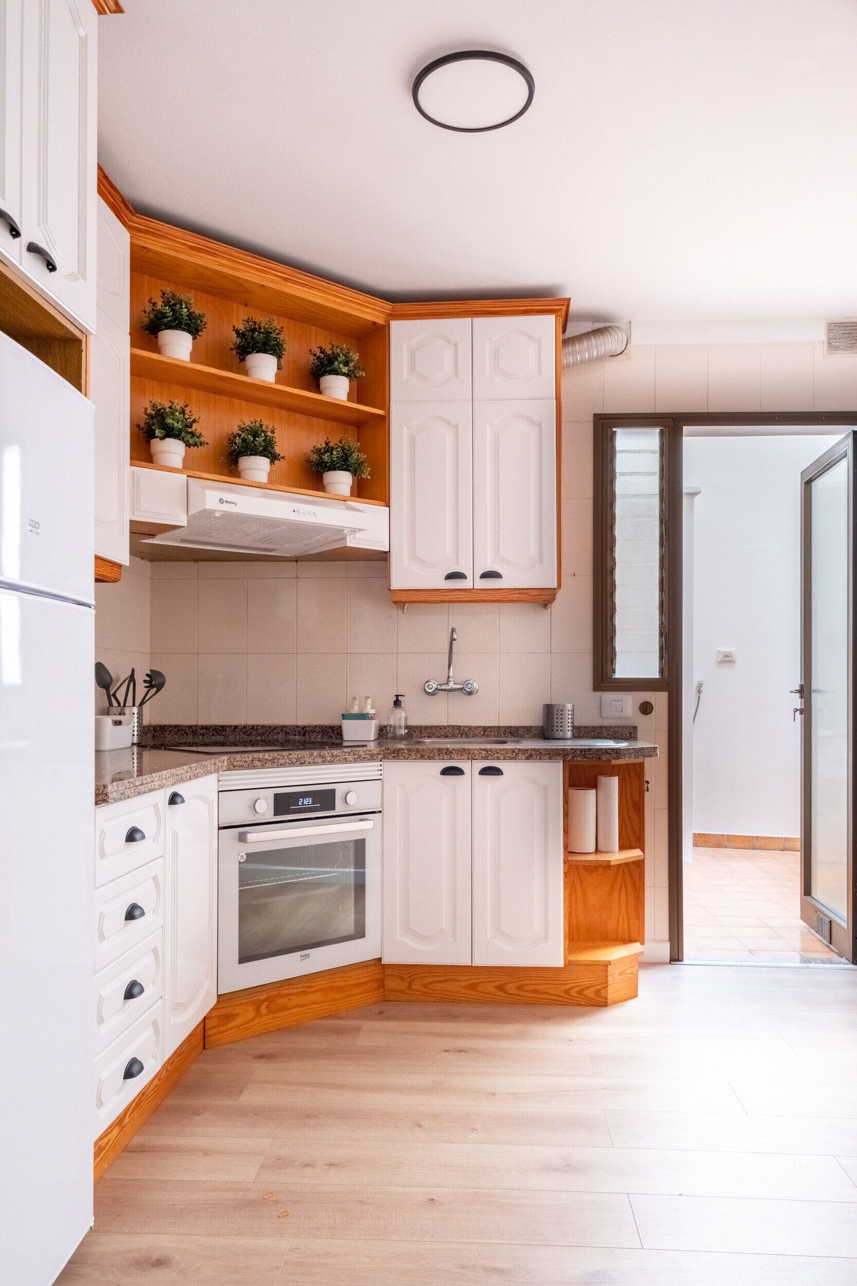 Kjøleskap, mikrobølgeovn, ovn og kaffetrakter/tekoker