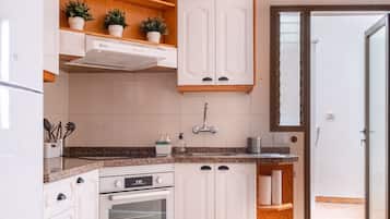 Jääkaappi, mikroaaltouuni, uuni, kahvin-/teenkeitin