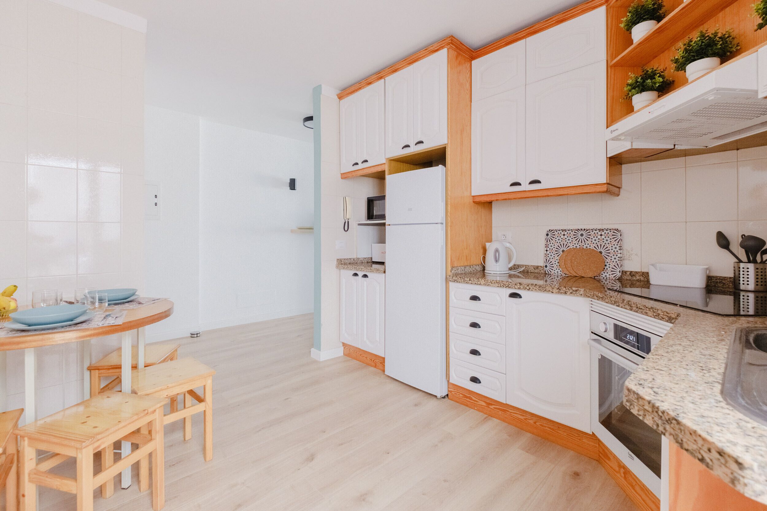 Réfrigérateur, micro-ondes, four, cafetière/bouilloire