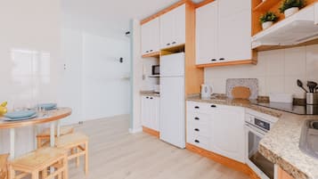 Jääkaappi, mikroaaltouuni, uuni, kahvin-/teenkeitin