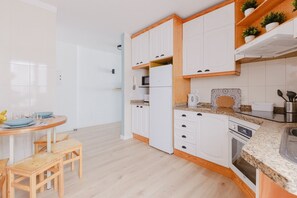 Jääkaappi, mikroaaltouuni, uuni, kahvin-/teenkeitin