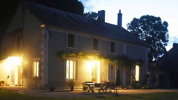 A two-story house with a front porch and a dining area. - Nature, peace and relaxation at the Péziers mill (Treigny-Perreuse-Sainte-Colombe)