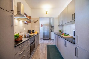 Geladeira, micro-ondas, fogão, lava-louças