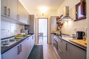 Geladeira, micro-ondas, fogão, cooktop