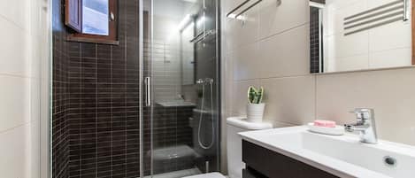 Dusche, Haartrockner, Handtücher