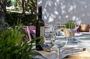 Outdoor dining - Casa da Aldeia | 4 Bedrooms | Next to Pine Cliffs | Olhos de Água (Albufeira)
