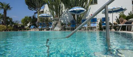 Huone, 1 makuuhuone, tupakointi sallittu, parveke | Uima-allas | Ulkouima-allas