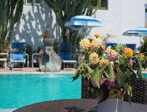 A poolside area with a decorative fountain, lounge chairs, and umbrellas. - "room in B&B - Ischia, Forio With a Breathtaking View, Above the Poseidon Gardens for 5 People" (Forio)