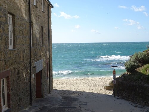 Saffron Cottage -  a cottage that sleeps 4 guests  in 2 bedrooms