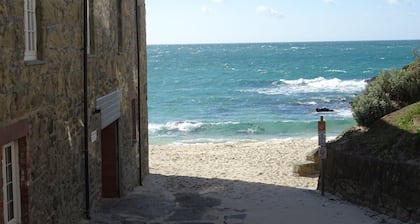 Saffron Cottage - a cottage that sleeps 4 guests in 2 bedrooms