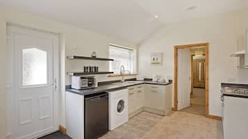 Cottage | Private kitchen | Fridge, electric kettle, toaster, cookware/dishes/utensils
