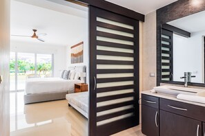 2 habitaciones, escritorio y tabla de planchar con plancha