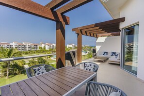 Outdoor dining - Penthouse Ocean View 2 bedroom 2 bath  At Mareazul sleeps 6 (Playa del Carmen)