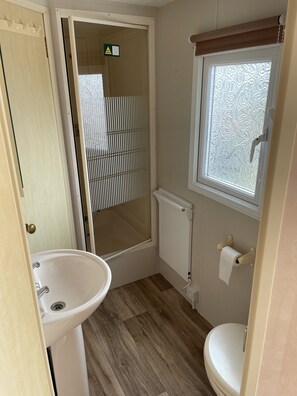 Bathroom - Charming 6 Birth Caravan in Skegness (Skegness)