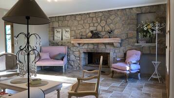 TV connectée, cheminée, lecteur de DVD, médiathÚque