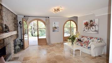 Smart TV, fireplace, DVD player, music library