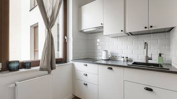 Suite estudio estándar | Cocina privada | Frigorífico, placa de cocina, lavavajillas y cafetera o tetera