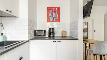 Suite estudio estándar | Cocina privada | Frigorífico, placa de cocina, lavavajillas y cafetera o tetera