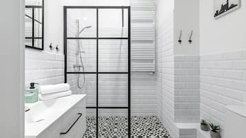 Suite estudio estándar | Baño | Secador de pelo y toallas