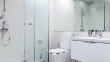 Douche, sĂšche-cheveux, serviettes fournies, savon