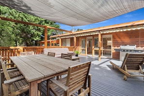 Outdoor dining - Your home away from home! (Blairgowrie)