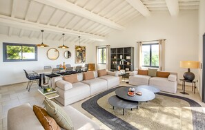 Smart TV, books - Luxury villa 5* in front of the sea (La Croix-Valmer)