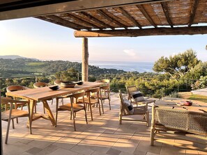 Outdoor dining - Luxury villa 5* in front of the sea (La Croix-Valmer)