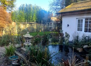 Cottage | Property grounds - House - Sleeps 2, pet Friendly & Free Parking (Hull)