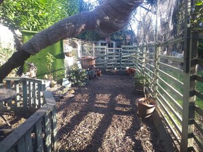 Cottage | Property grounds - House - Sleeps 2, pet Friendly & Free Parking (Hull)