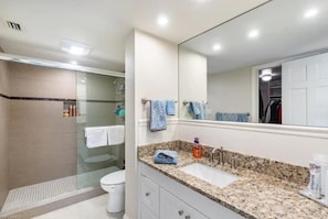 Secadora de cabello, toallas, jabón, papel de baño