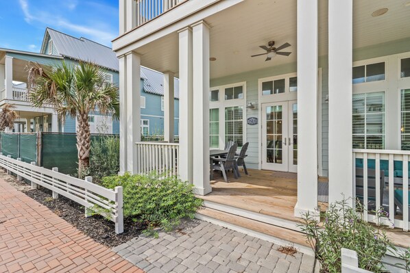 Outdoor dining - Inviting Beach Home w/ Cinnamon Shore South Style & Amenities (Port Aransas)